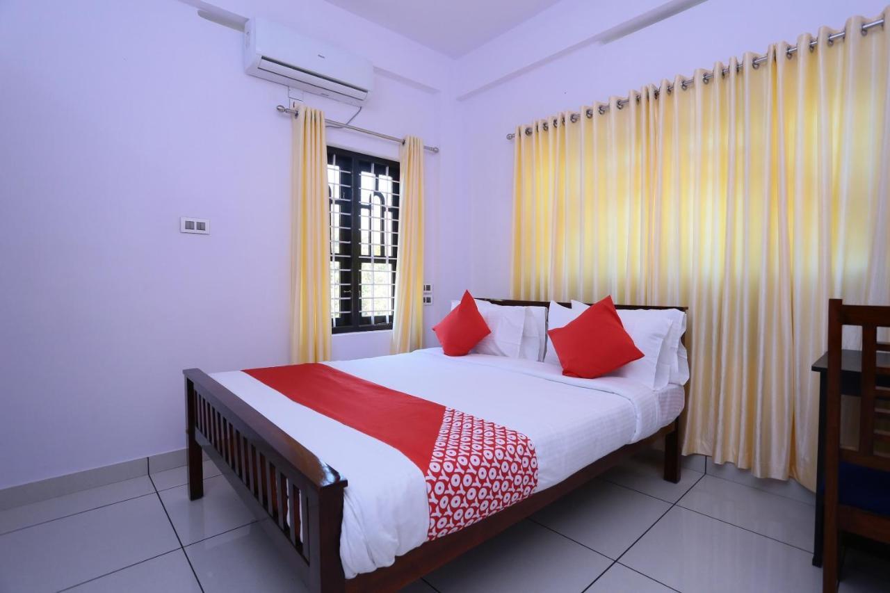 Oyo 26697 United Residency Hotel Kazhakuttam Exterior foto