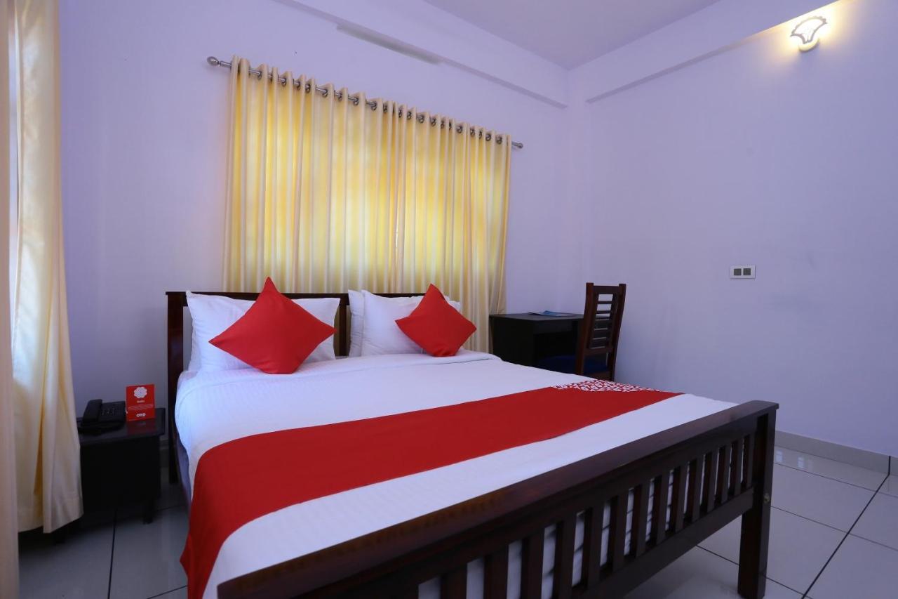 Oyo 26697 United Residency Hotel Kazhakuttam Exterior foto
