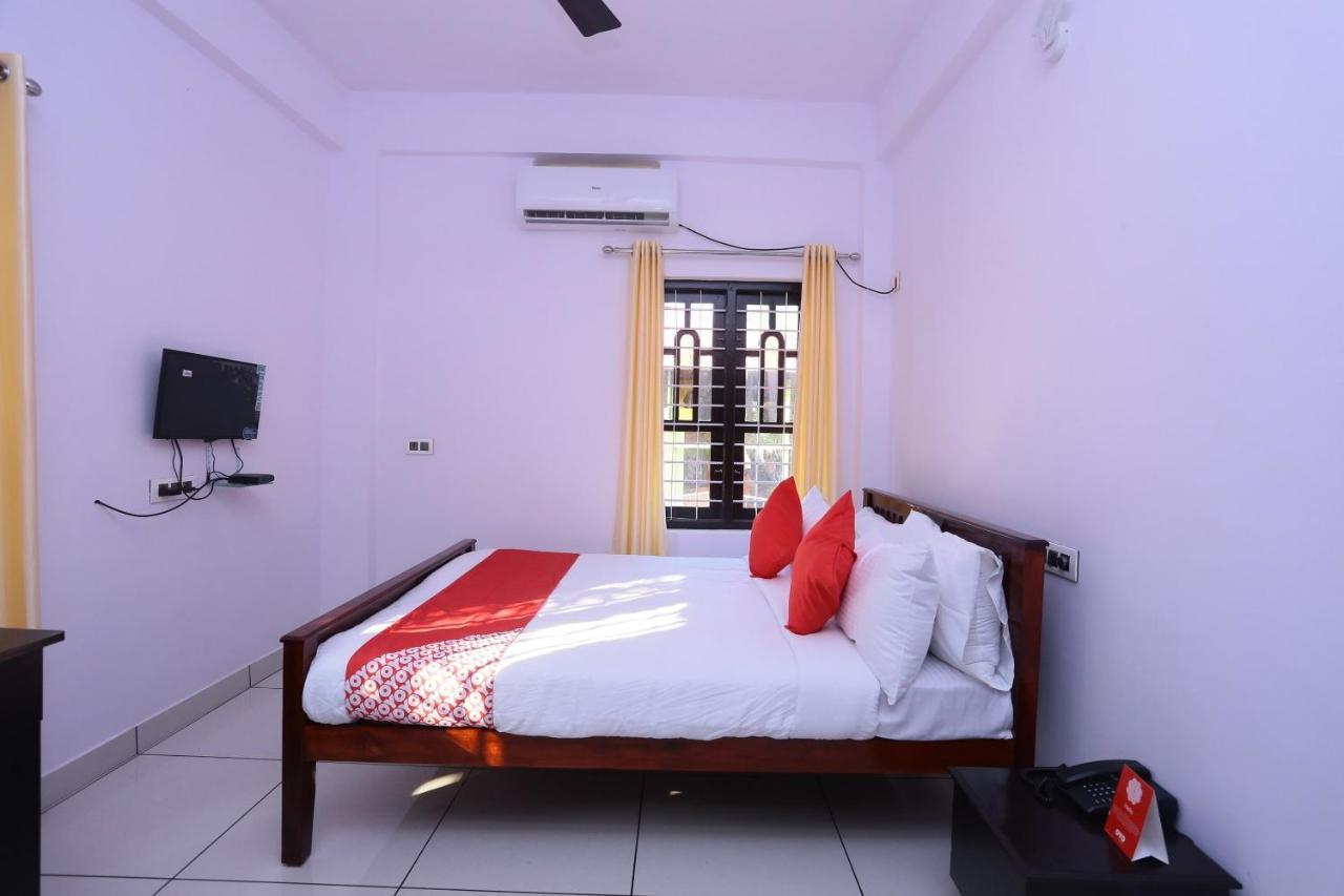 Oyo 26697 United Residency Hotel Kazhakuttam Exterior foto