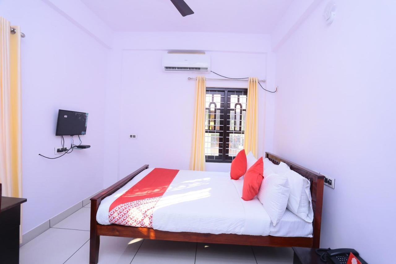 Oyo 26697 United Residency Hotel Kazhakuttam Exterior foto
