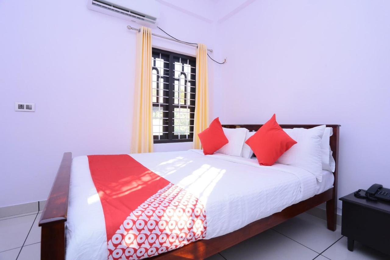 Oyo 26697 United Residency Hotel Kazhakuttam Exterior foto