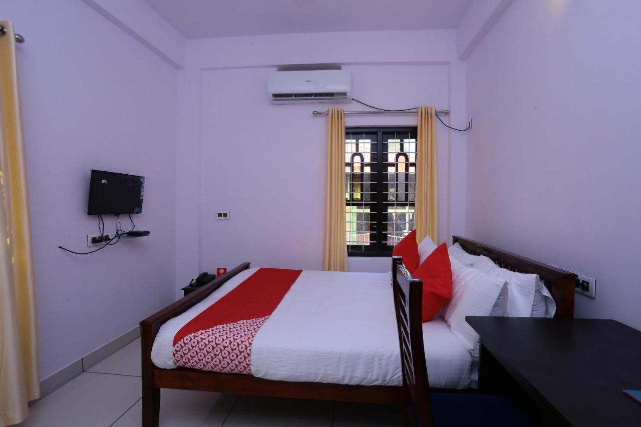 Oyo 26697 United Residency Hotel Kazhakuttam Exterior foto