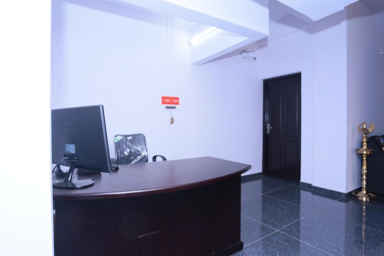 Oyo 26697 United Residency Hotel Kazhakuttam Exterior foto