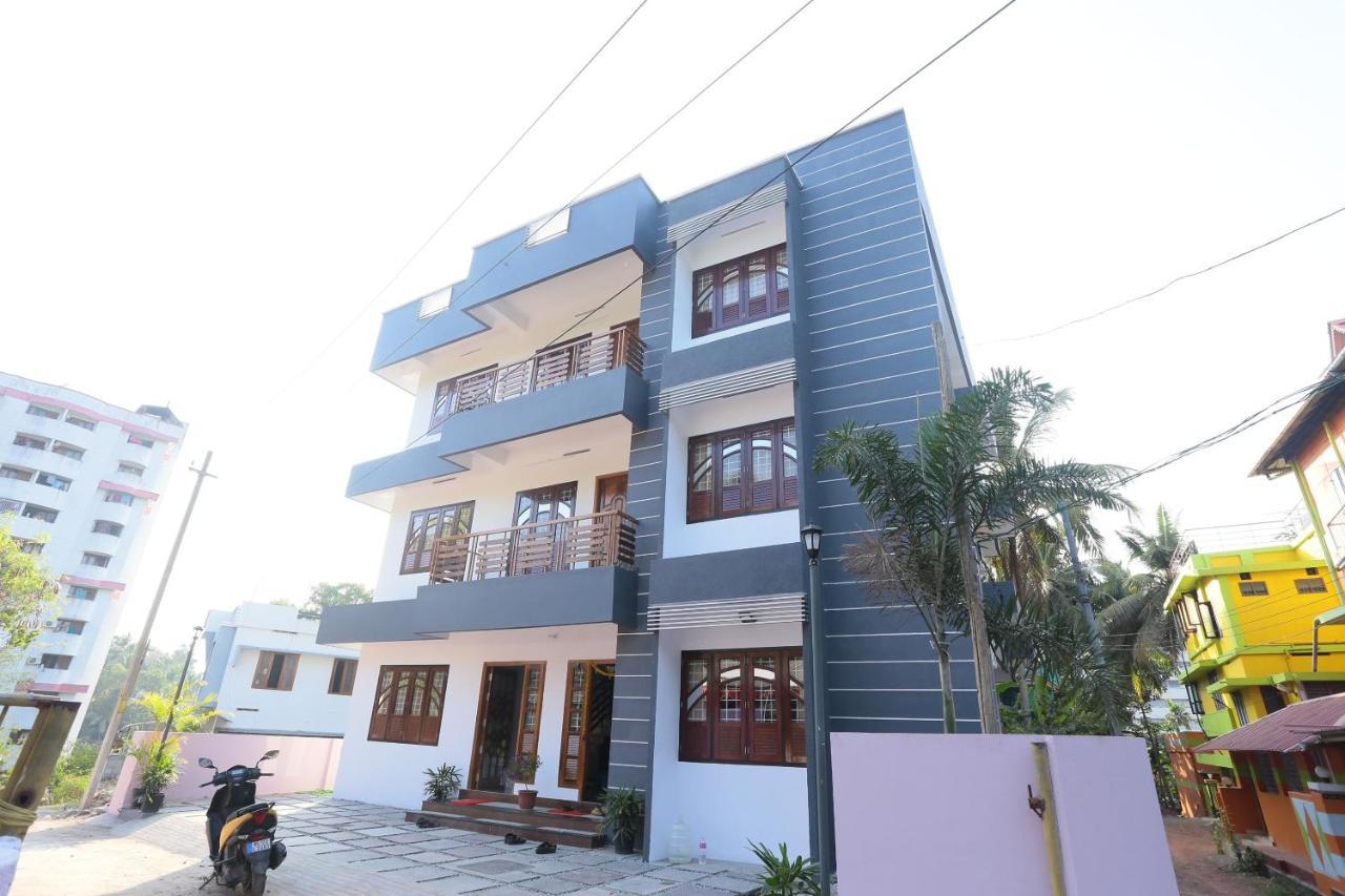 Oyo 26697 United Residency Hotel Kazhakuttam Exterior foto